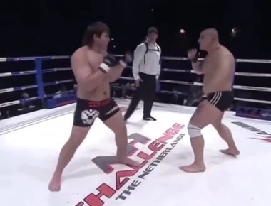 Νοκ άουτ! Πώς ένας δεκαεννιάχρονος συνέτριψε γκουρού των πολεμικών τεχνών - Βίντεο